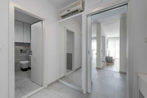 Apartment (Apartment1) | Bathroom | Combined shower/tub, rainfall showerhead, hair dryer, bidet - Modern apartment Marija with the balcony and the sea view (Split)