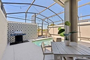 Outdoor dining - Embark on a Magical Family Getaway:Themed bd, PV Pool, PS5, Air Hockey, Resort (Kissimmee)