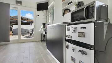 Réfrigérateur, micro-ondes, plaque de cuisson, cafetière/bouilloire
