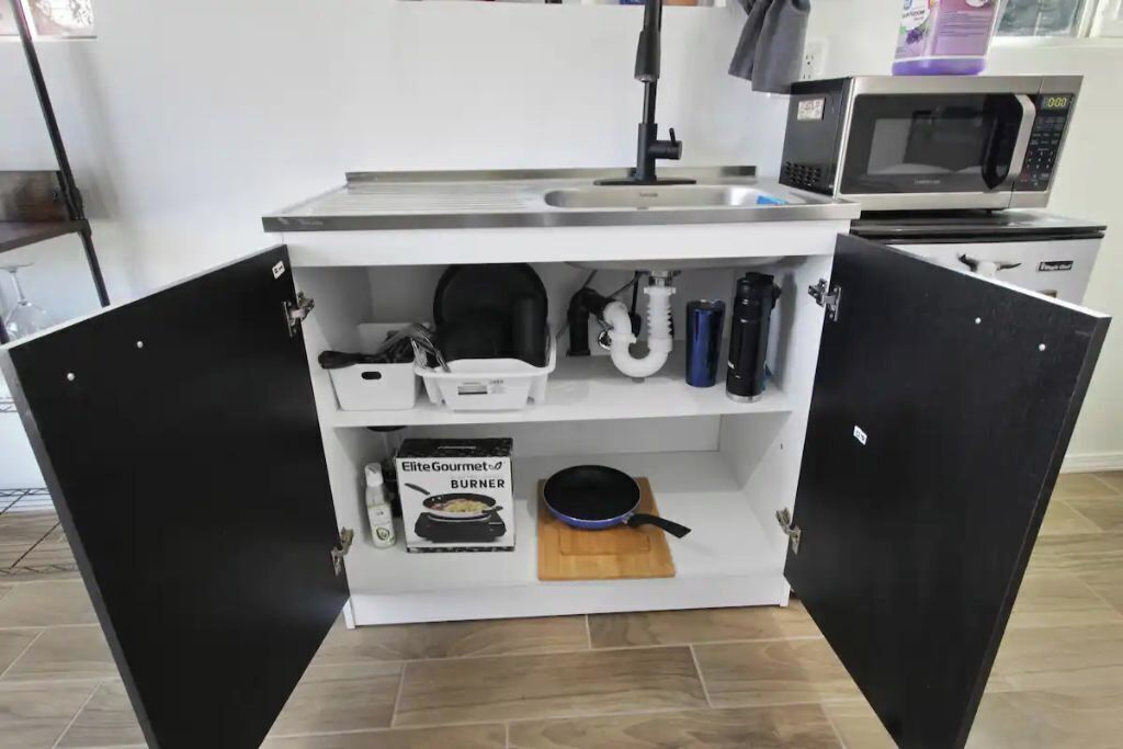 Een koffiezetapparaat/waterkoker, een koelkast, een microgolfoven