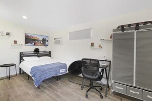 1 bedroom, desk, free WiFi, bed sheets