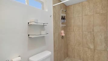 Sèche-cheveux, serviettes fournies, savon, shampoing