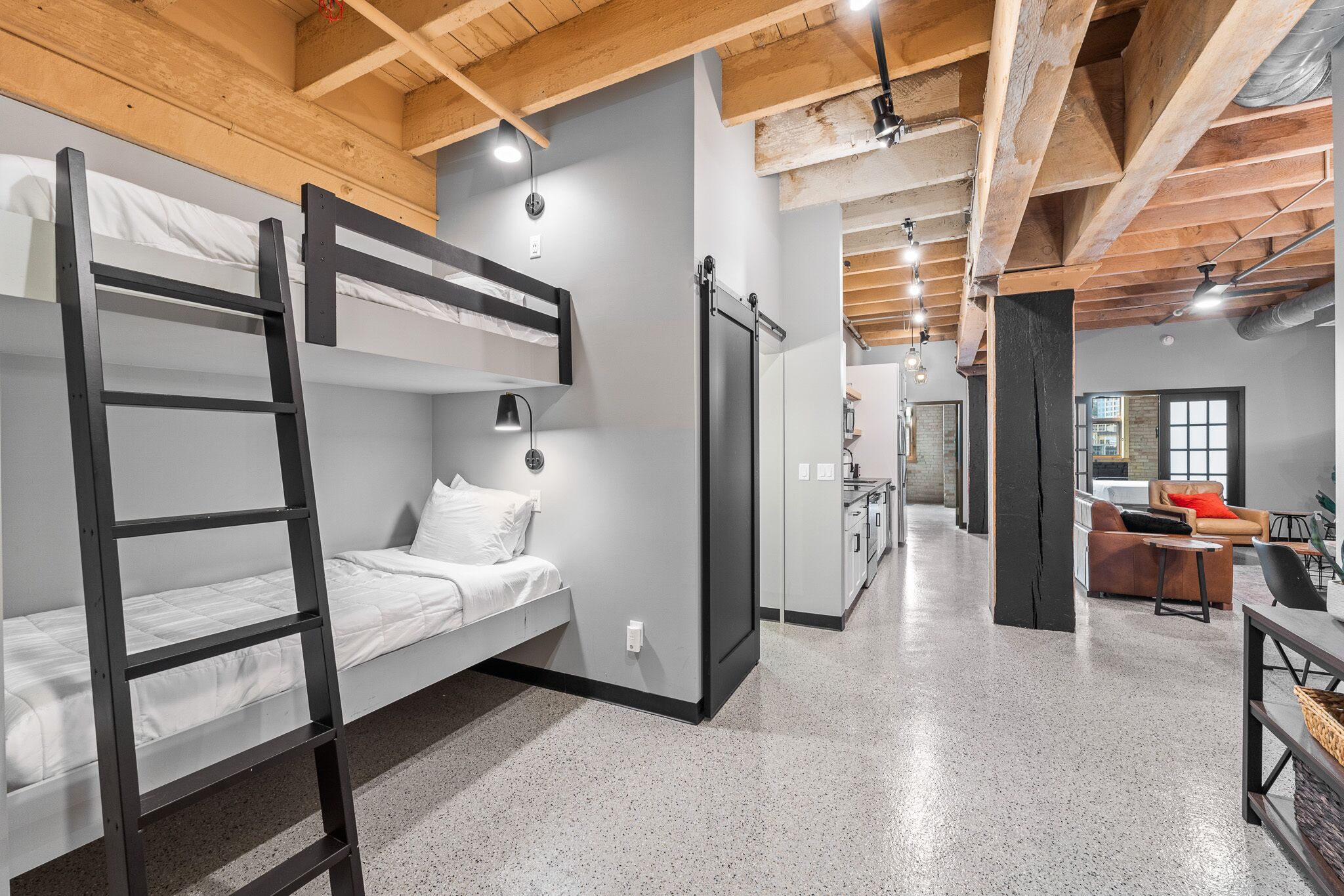 2 chambres, bureau, fer et planche à repasser, lit parapluie