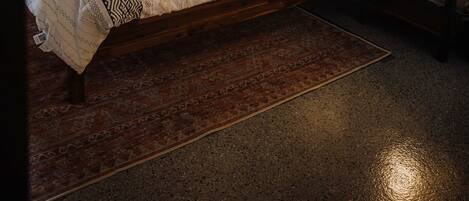 2 chambres, bureau, fer et planche Ă  repasser, lit parapluie