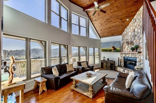 Bon Voyage with breathtaking Mountains View