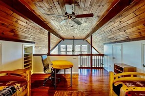 5 habitaciones, escritorio y tabla de planchar con plancha 