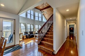 Smart TV, fireplace, video games, table football - Bon Voyage with breathtaking Mountains View (Boone)