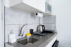 Kühlschrank, Mikrowelle, Herdplatte, Wasserkocher