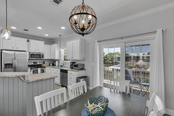 Fridge, microwave, oven, stovetop - Dockside Daydream: Where ocean breezes meet unforgettable Keys adventures (Islamorada)