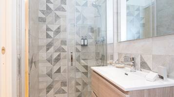 Deluxe-Vierbettzimmer | Badezimmer | Kostenlose Toilettenartikel, Haartrockner, Hausschuhe