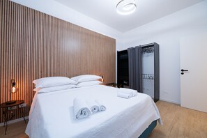 Deluxe Quadruple Room | In-room safe, desk, soundproofing, iron/ironing board - Domus Vatican Holiday (Rome)