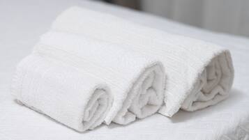 Camera Deluxe con letto matrimoniale o 2 letti singoli | Bagno | Set di cortesia gratuito, asciugacapelli, pantofole