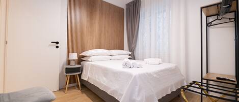 Deluxe Quadruple Room | In-room safe, desk, soundproofing, iron/ironing board