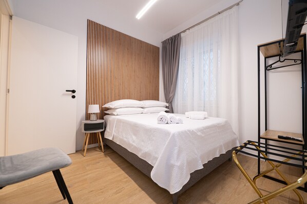 Deluxe Quadruple Room | In-room safe, desk, soundproofing, iron/ironing board
