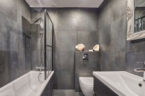 Hårtork, handdukar, tvål och schampo