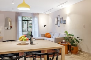 Elite Apartment, 2 Bedrooms | Living area | 40-inch Smart TV with cable channels, Netflix, streaming services - Nido Condesa (Mexico City)