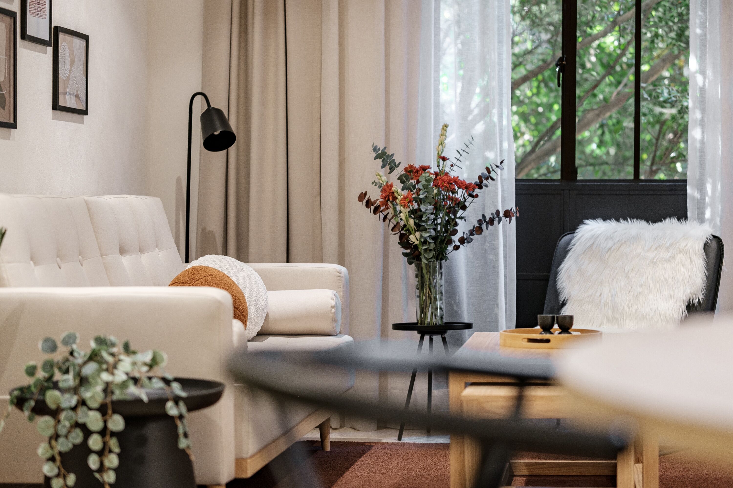 Deluxe Apartment | Living area | 40-inch Smart TV with cable channels, Netflix, streaming services