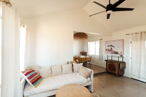 Fernseher, Kamin, Tischtennisplatte, Stereoanlage