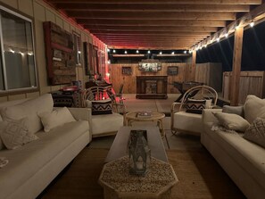 Fernseher, Kamin, Tischtennisplatte, Stereoanlage