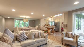 Älytelevisio, takka, kirjoja