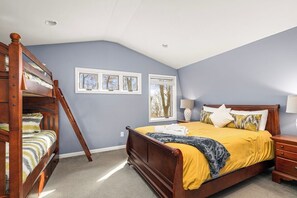 4 Schlafzimmer, Schreibtisch, Bügeleisen/Bügelbrett, Reisekinderbett