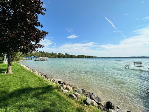 Waterfront Lakehouse - Completely Remodeled - Watersports + Hot Tub