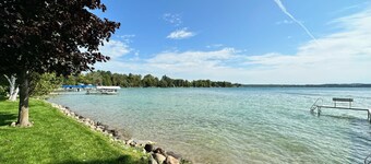 Waterfront Lakehouse - Completely Remodeled - Watersports + Hot Tub