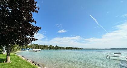 Waterfront Lakehouse - Completely Remodeled - Watersports + Hot Tub