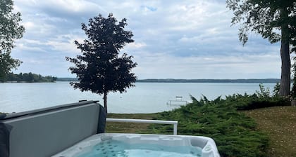 Waterfront Lakehouse - Completely Remodeled - Watersports + Hot Tub