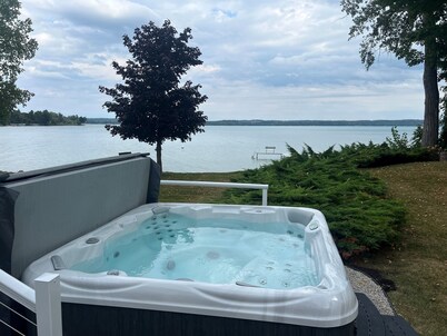 Waterfront Lakehouse - Completely Remodeled - Watersports + Hot Tub