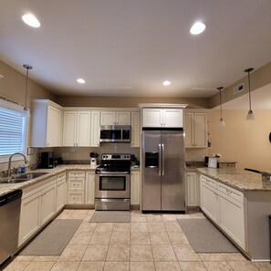 冷蔵庫、電子レンジ、オーブン、コンロ