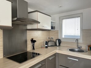 Réfrigérateur, four, plaque de cuisson, lave-vaisselle