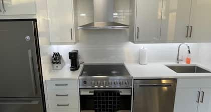 Waterfront retreat Burlington Hiking, Beach, shopping, restaurants Pet friendly