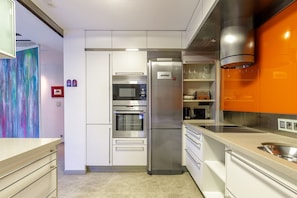 Réfrigérateur, four à micro-ondes, un four, surface de cuisson