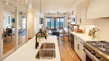 Jääkaappi, mikroaaltouuni, uuni, liesi