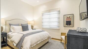 2 bedrooms, iron/ironing board, WiFi (free), bed sheets
