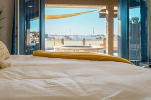 4 makuuhuonetta, työpöytä, ilmainen Wi-Fi, vuodevaatteet