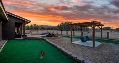 Luxurious Desert Oasis 🏜
JACUZZI AND GAMEROOM