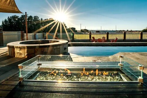 Luxurious Desert Oasis 🏜 
 JACUZZI AND GAMEROOM 