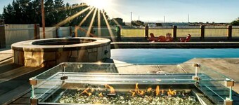 Luxurious Desert Oasis 🏜 
 JACUZZI AND GAMEROOM 