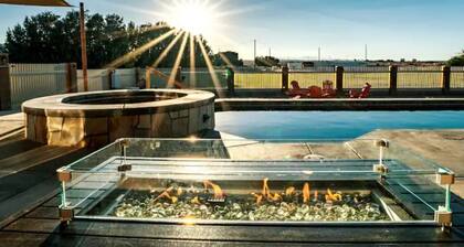 Luxurious Desert Oasis 🏜
JACUZZI AND GAMEROOM