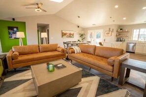 Älytelevisio, takka, videopelejä, pöytätennispöytä