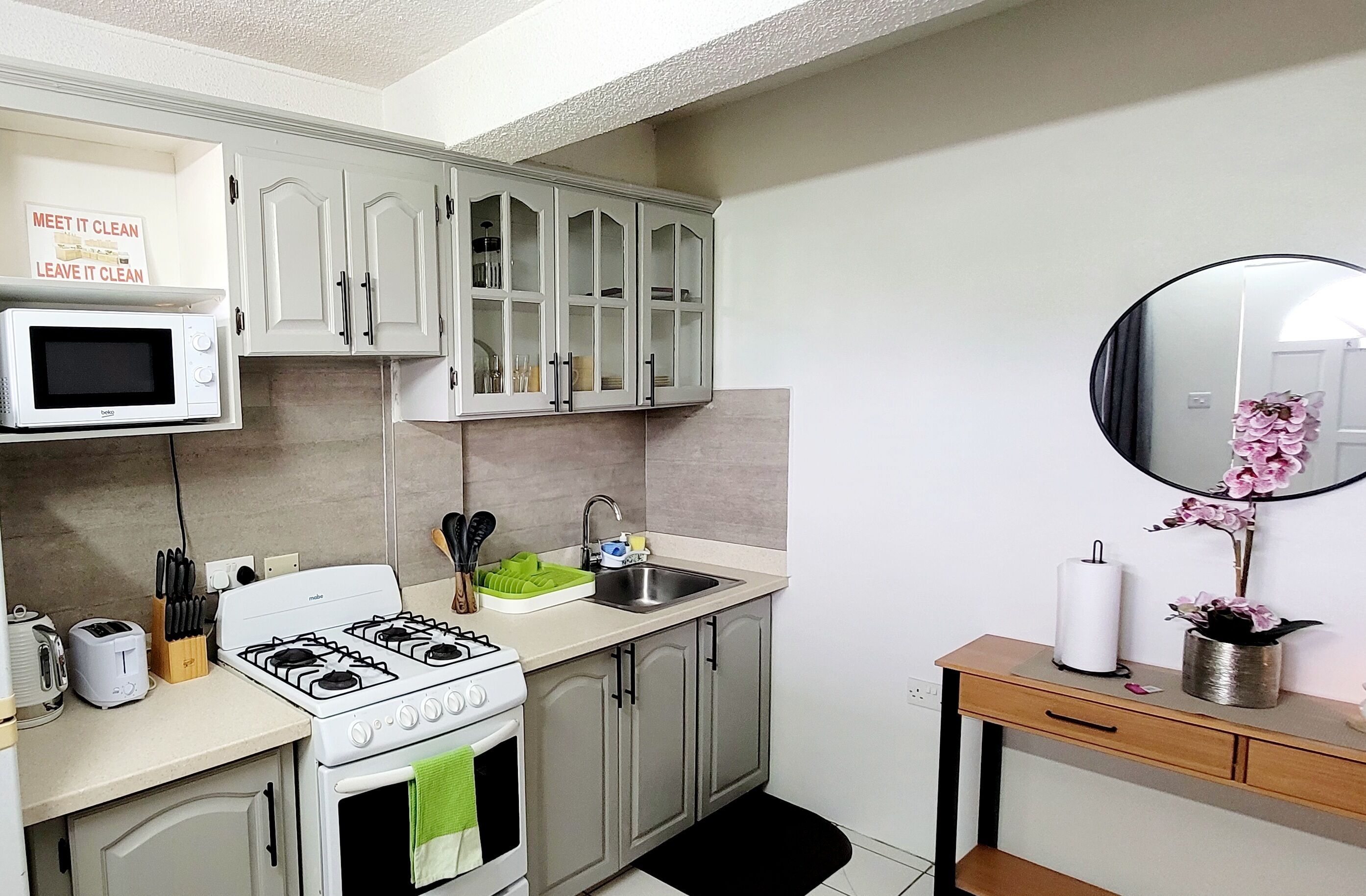 Deluxe appartement, 1 slaapkamer, op benedenverdieping | Privékeuken | Een koelkast met diepvriezer, een microgolfoven, een oven