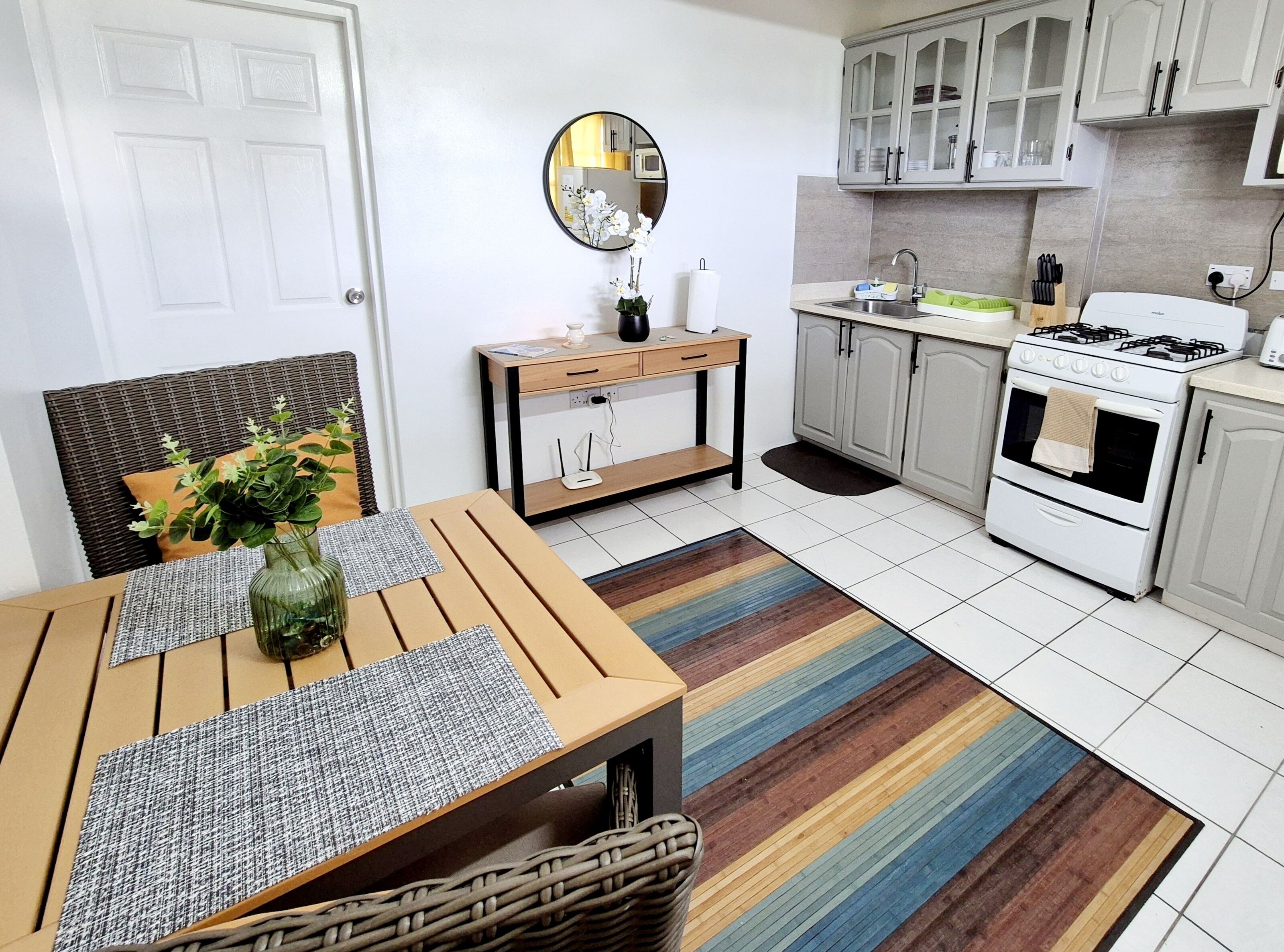 Deluxe appartement, 1 slaapkamer, op benedenverdieping | Privékeuken | Een koelkast met diepvriezer, een microgolfoven, een oven