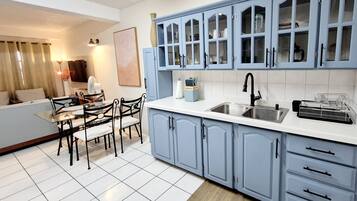 Deluxe appartement, 2 slaapkamers | Privékeuken | Een koelkast met diepvriezer, een microgolfoven, een oven