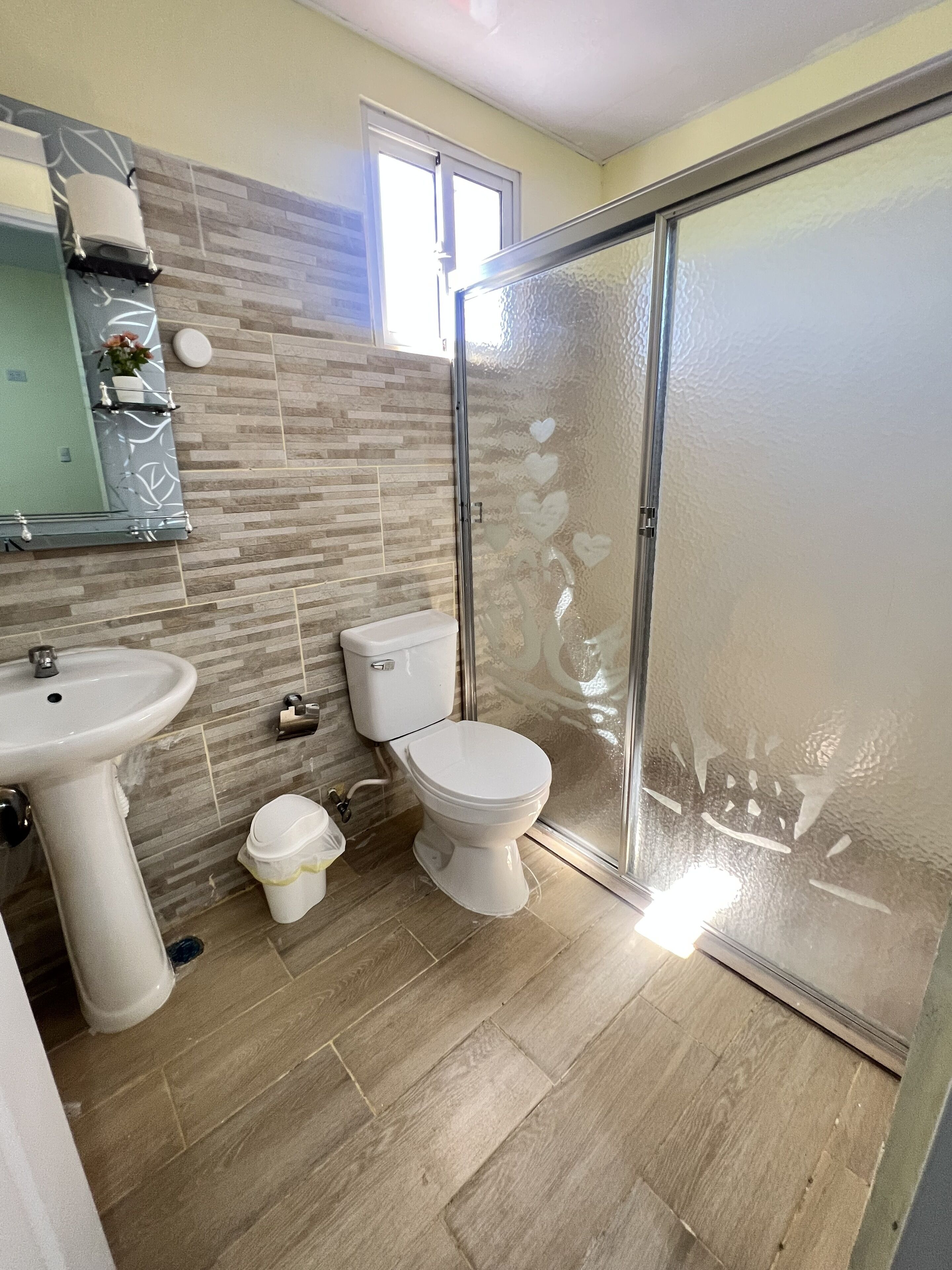 Toallas, jabón y papel higiénico