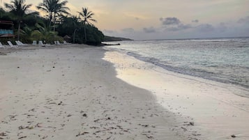 Praia particular, areia branca, guarda-sóis, prática de esqui aquático