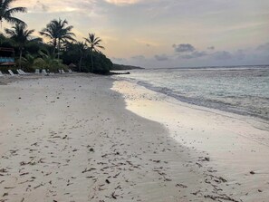 Plage privée, sable blanc, parasols, ski nautique
