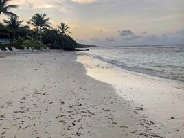 Playa privada, arena blanca, sombrillas, ski acuático