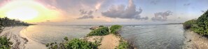 Pantai persendirian, pasir putih, payung, luncur air 